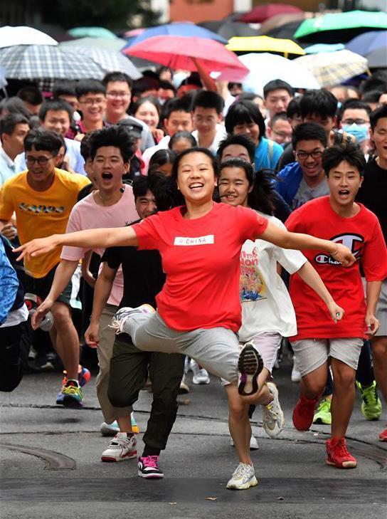 三年前，那个兴奋冲出考场“劈叉”的女生，后来考得怎么样  第1张